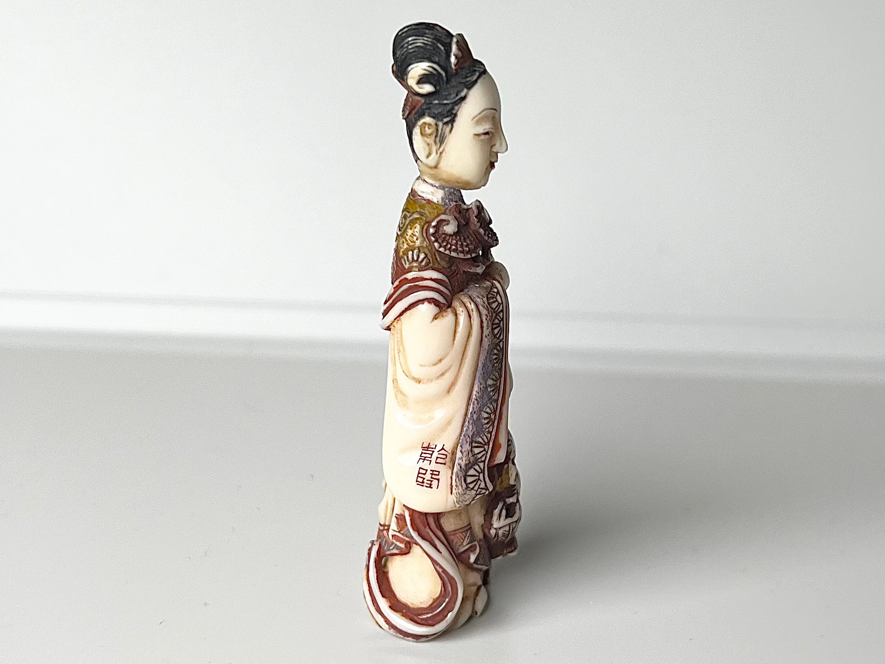 373 マンモス根付 牙彫 女性 根付 在銘 – 古美術秀岳 373 マンモス根付 牙彫 女性 根付 在銘 – 古美術秀岳