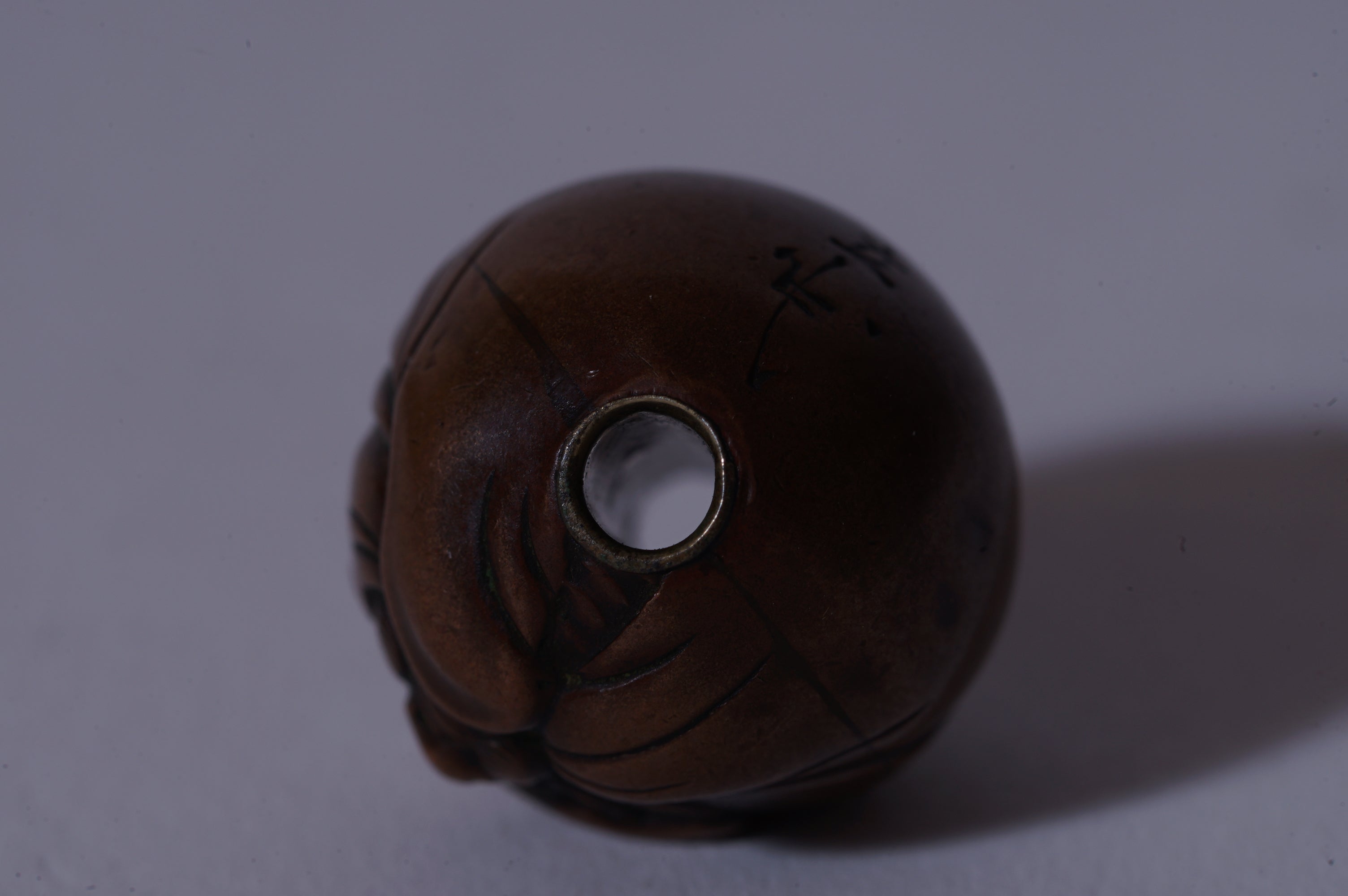 清 胡桃彫 細工彫り『達磨像』根付 種彫り緒締玉 提げ物 装飾品 長さ4.8ｃｍ 清 胡桃彫 細工彫り『達磨像』根付 種彫り緒締玉 提げ物 装飾品